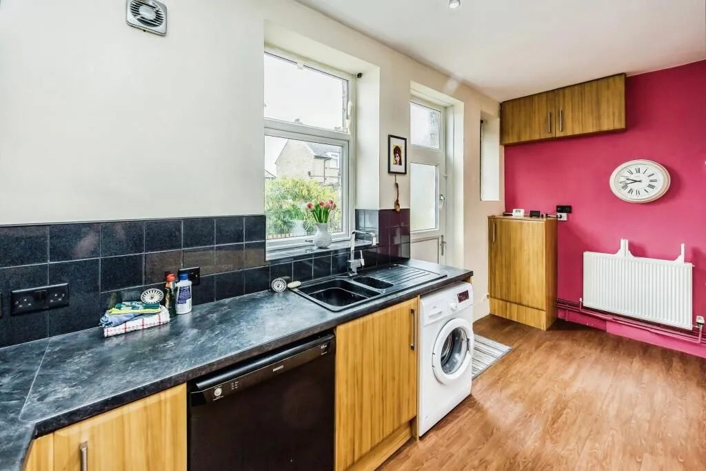 Huddersfield, West Yorkshire, HD3 4HF - Online Auctions