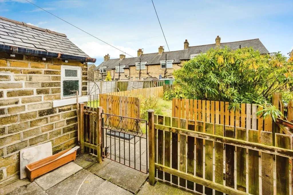 Huddersfield, West Yorkshire, HD3 4HF - Online Auctions