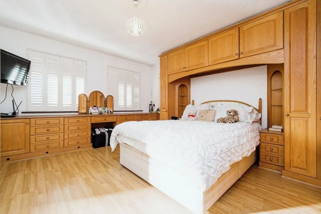 Hornchurch, Essex, RM11 2PZ - Online Auctions