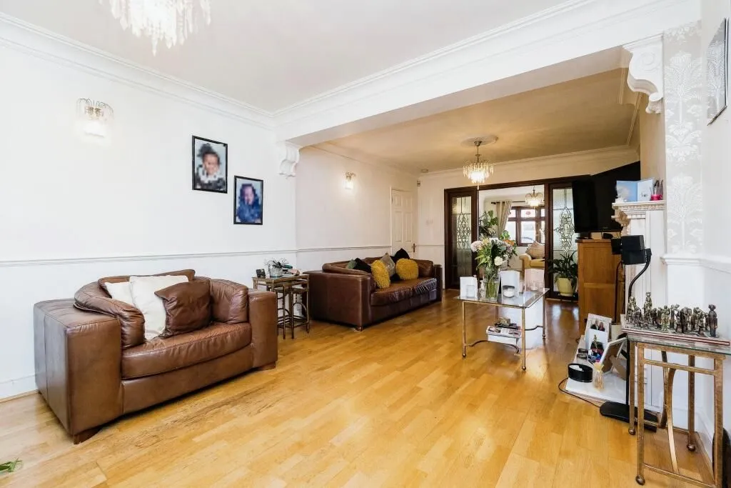 Hornchurch, Essex, RM11 2PZ - Online Auctions