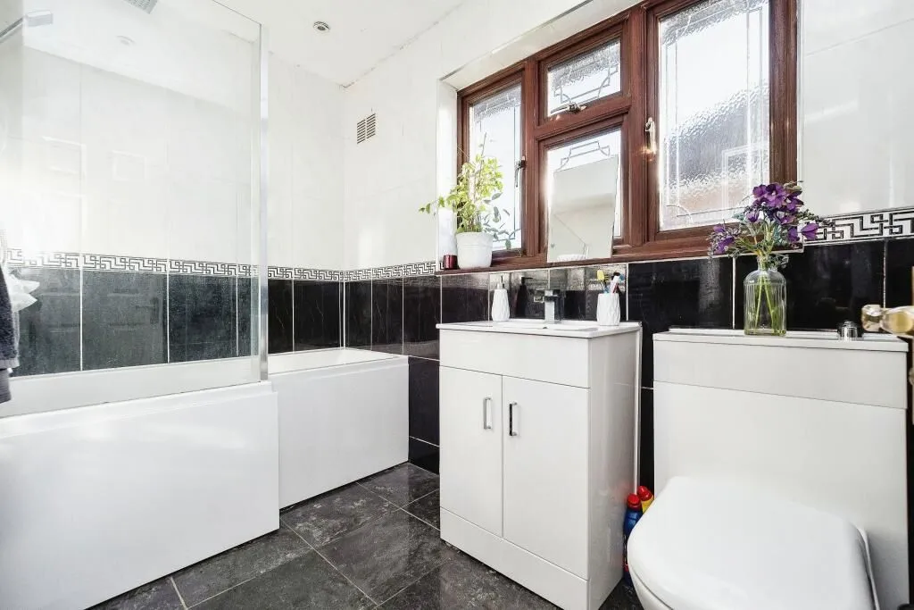 Hornchurch, Essex, RM11 2PZ - Online Auctions