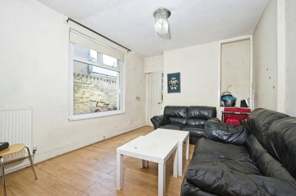 Cardiff, South Glamorgan, CF24 3JX - Online Auctions