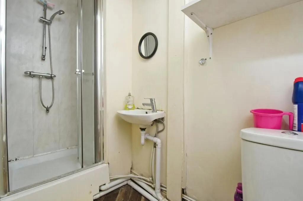 Cardiff, South Glamorgan, CF24 3JX - Online Auctions