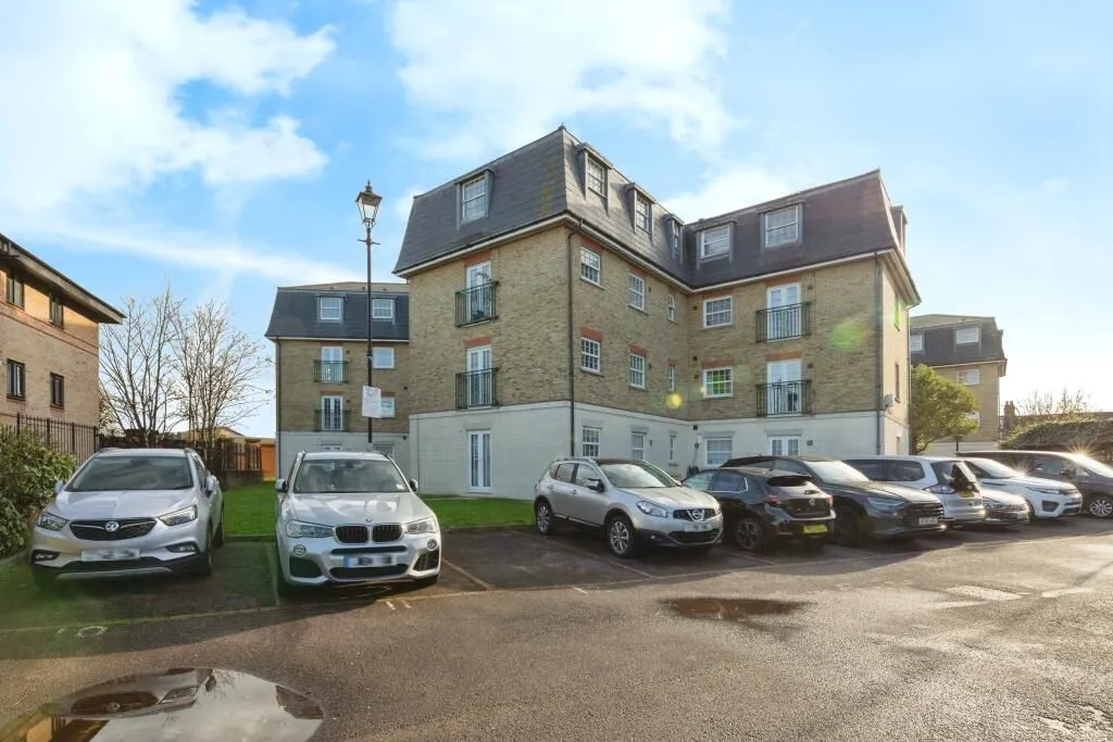 London, E12 6UW - Online Auctions
