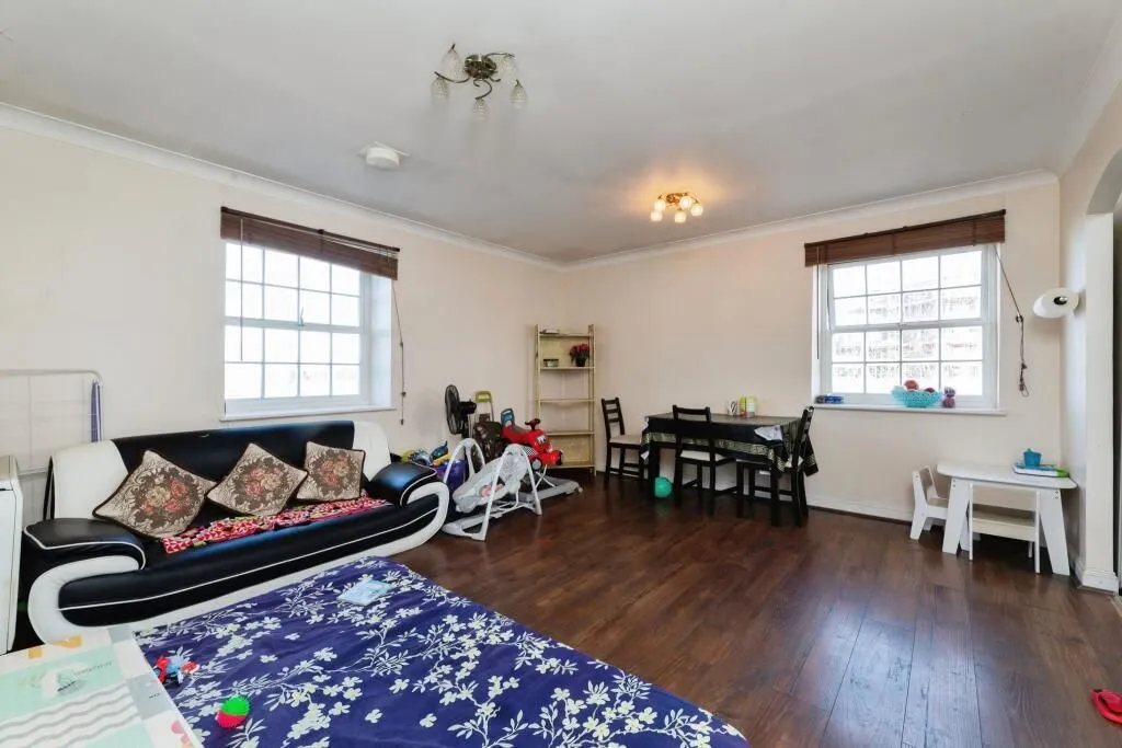 London, E12 6UW - Online Auctions