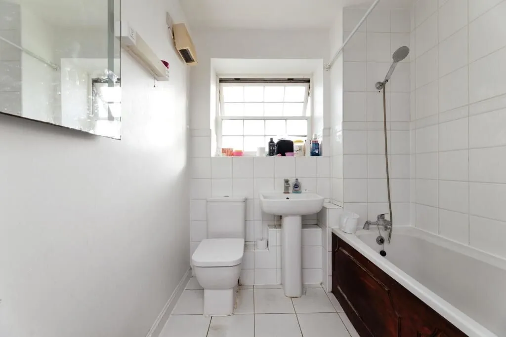 London, E12 6UW - Online Auctions