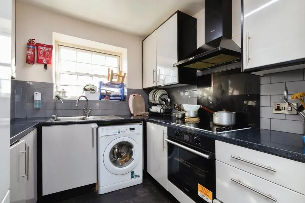 London, E12 6UW - Online Auctions