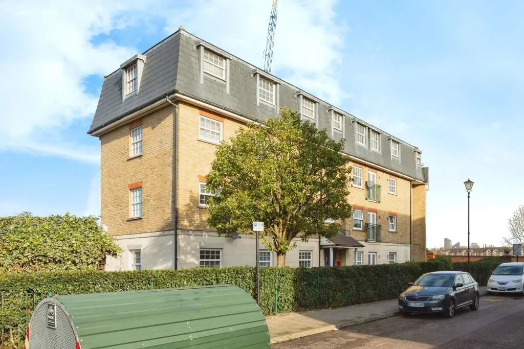 London, E12 6UW - Online Auctions