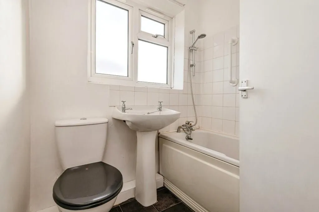 Rothwell, Leeds, West Yorkshire, LS26 0QR - Online Auctions
