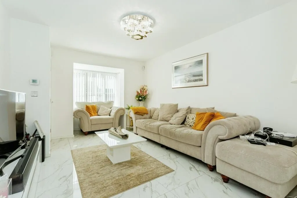 Chadderton, Oldham, Lancashire, OL9 9FY - Online Auctions