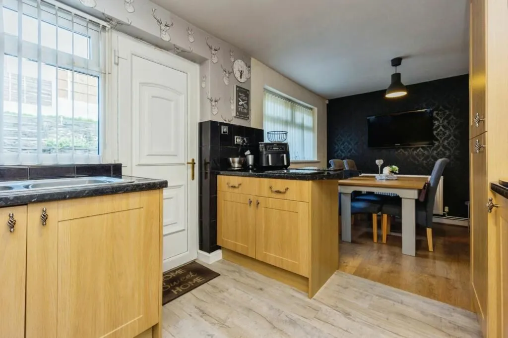 Stalybridge, Cheshire, SK15 1UT - Online Auctions