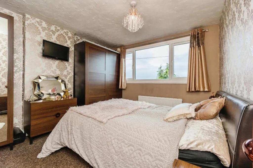 Stalybridge, Cheshire, SK15 1UT - Online Auctions