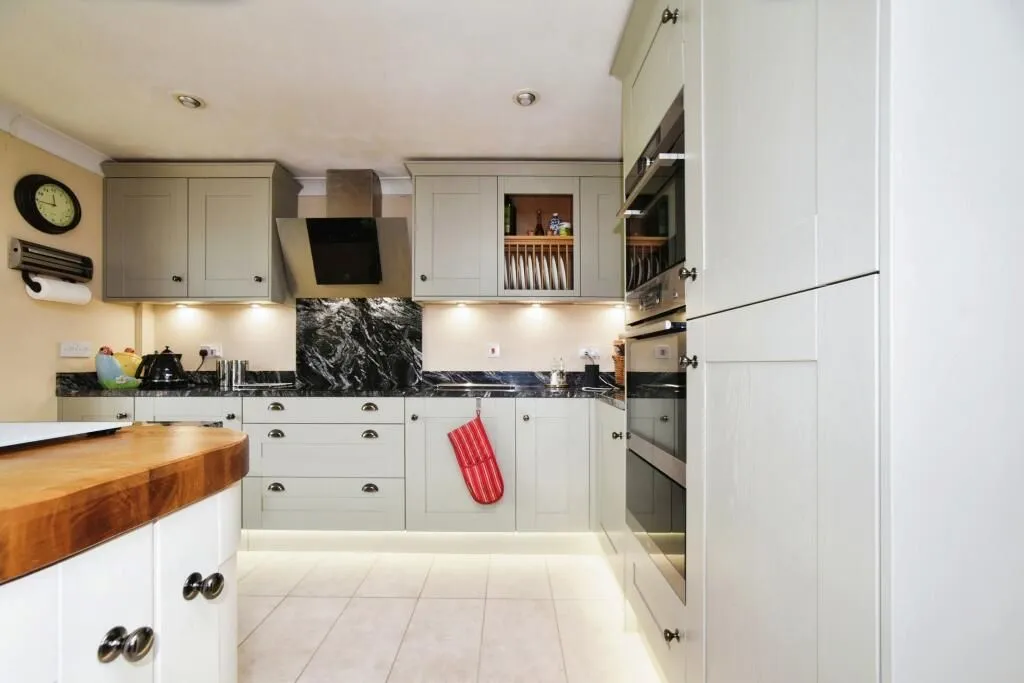 Broad Hinton, Swindon, Wiltshire, SN4 9PN - Online Auctions
