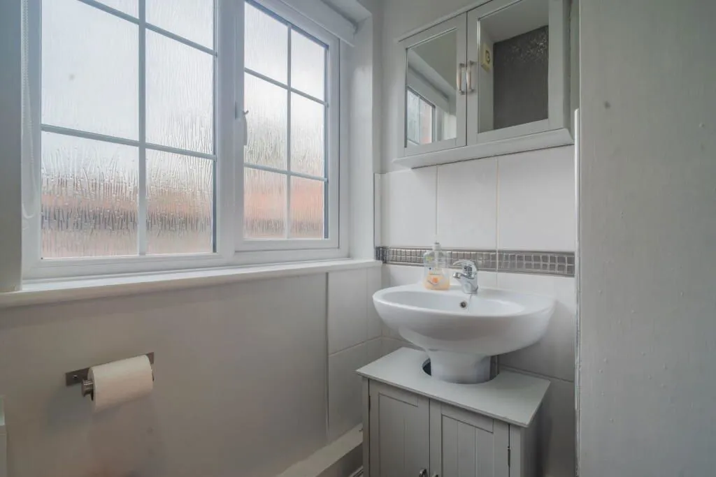 108 High Street, Henley-in-Arden, West Midlands, B95 5BY - Online Auctions