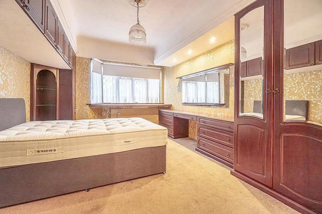 Hockley, Essex, SS5 4DG - Online Auctions