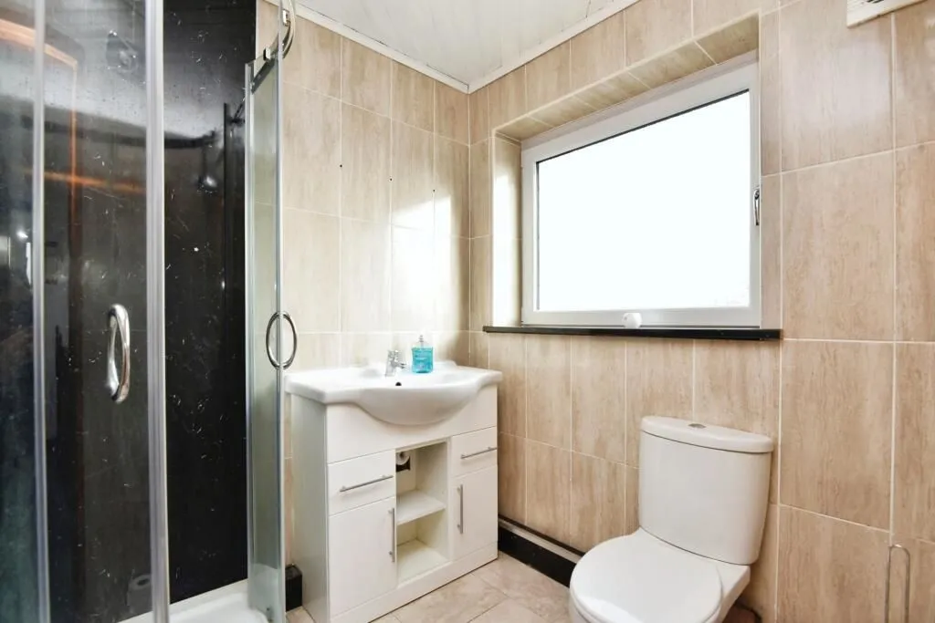 Longton, Stoke-on-Trent, Staffordshire, ST3 5HT - Online Auctions