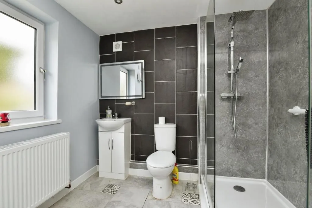 Longton, Stoke-on-Trent, Staffordshire, ST3 5HT - Online Auctions