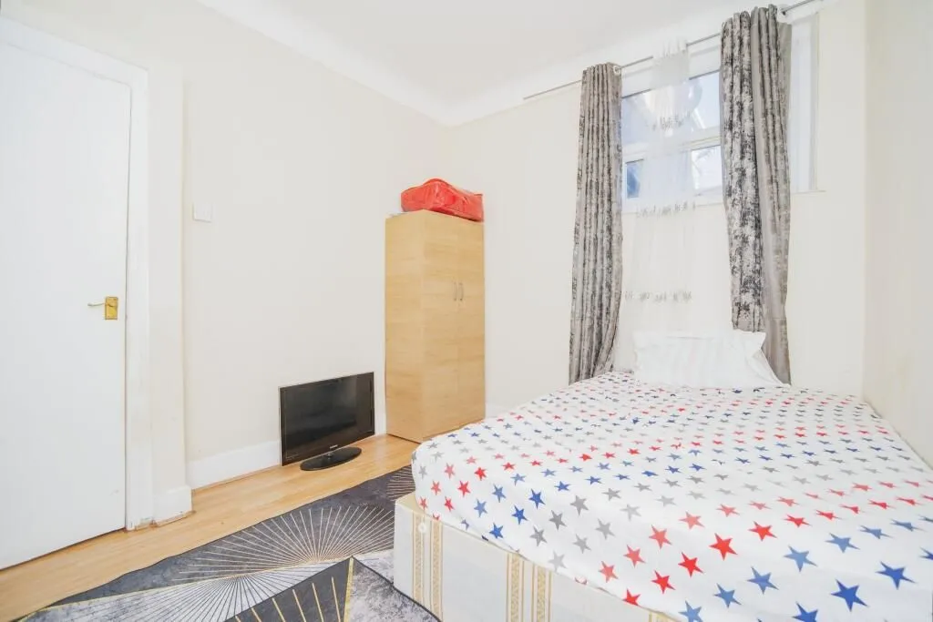 London, E12 6JX - Online Auctions