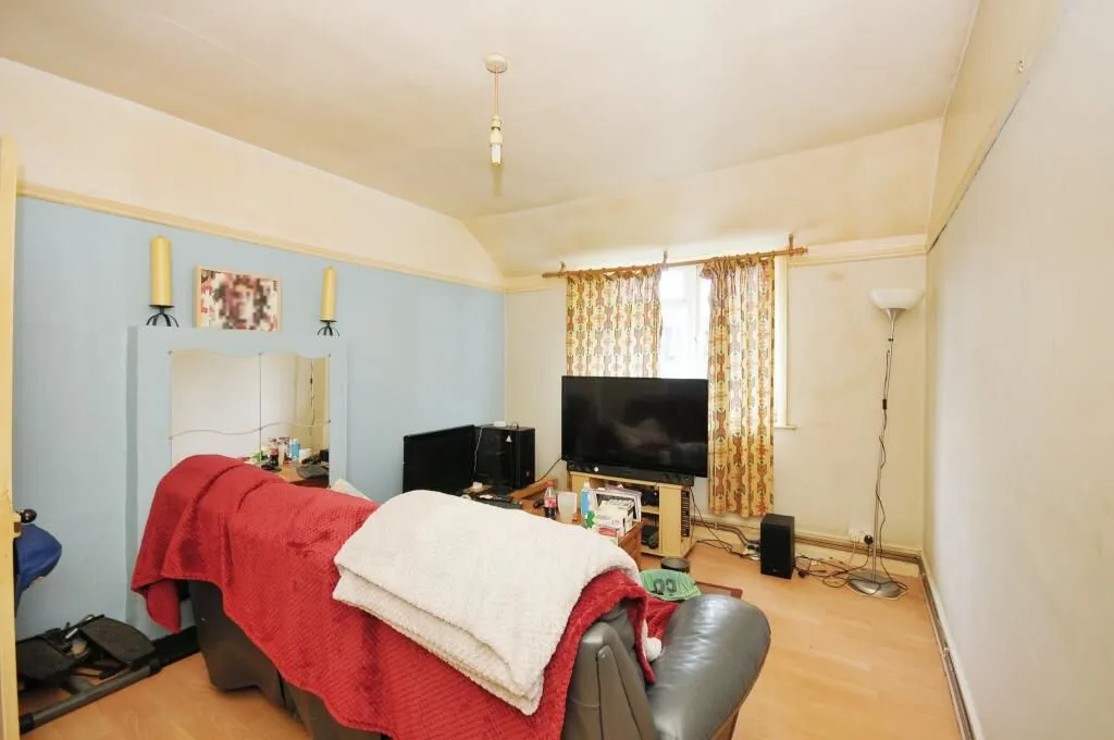 London, SE6 3SW - Online Auctions