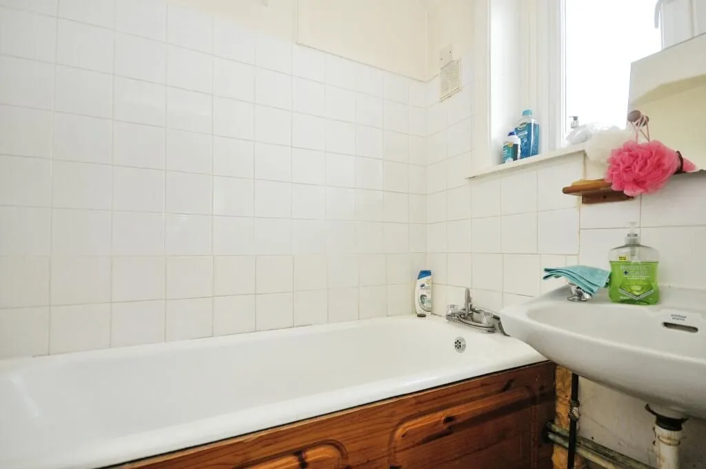 London, SE6 3SW - Online Auctions