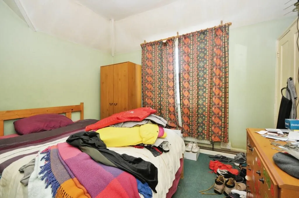 London, SE6 3SW - Online Auctions
