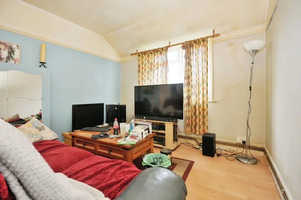 London, SE6 3SW - Online Auctions