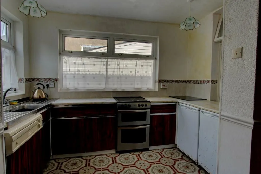 Skewen, Neath, West Glamorgan, SA10 6HB - Online Properties