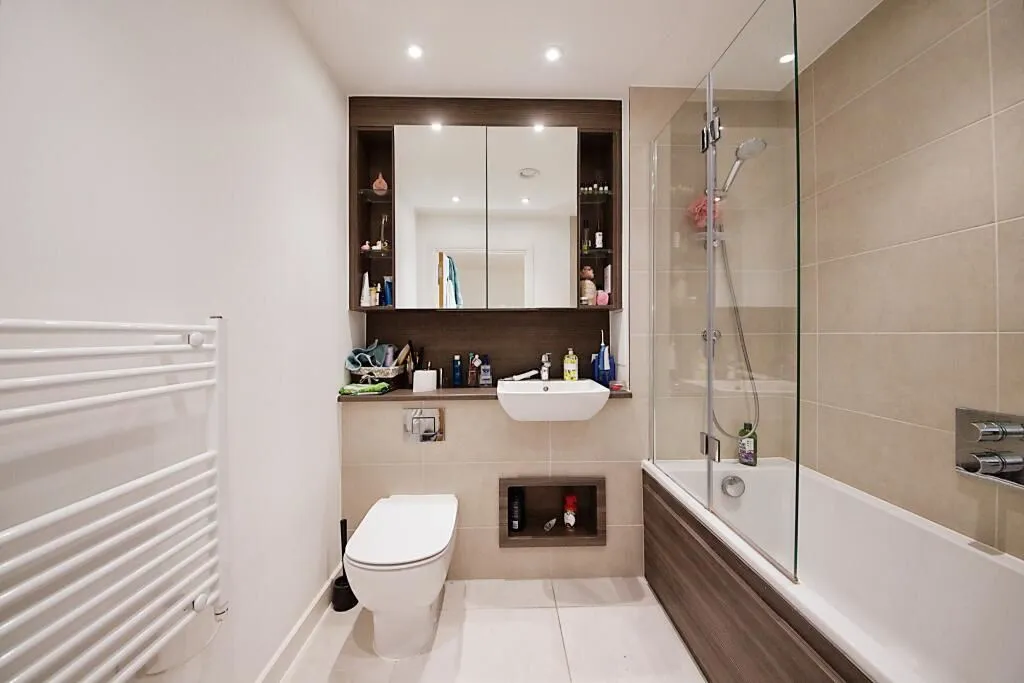 London, NW9 7FF - Online Auctions