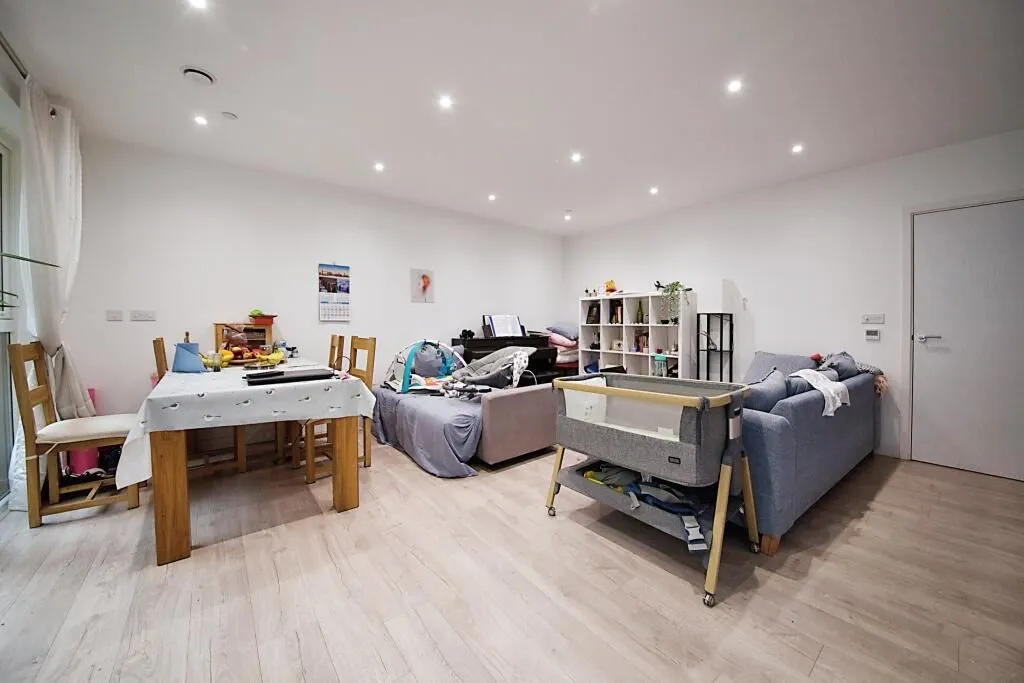 London, NW9 7FF - Online Auctions