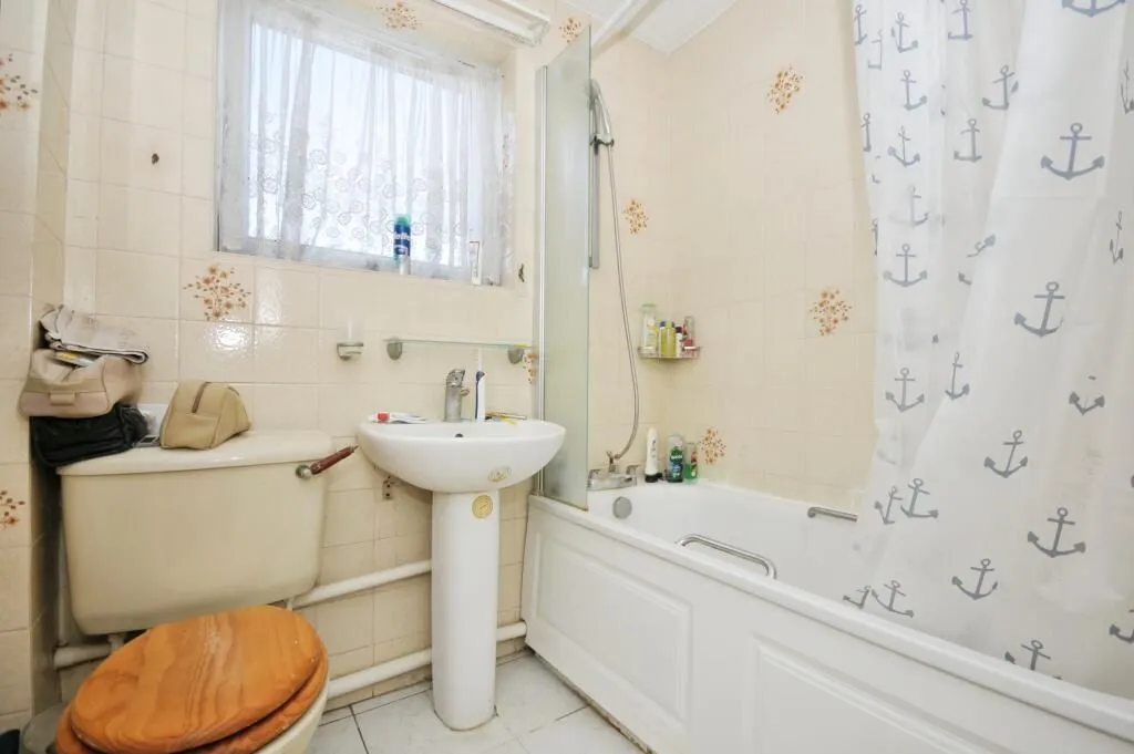 Luscombe Court, 26 Park Hill Road, Bromley, Kent, BR2 0XQ - Online Auctions