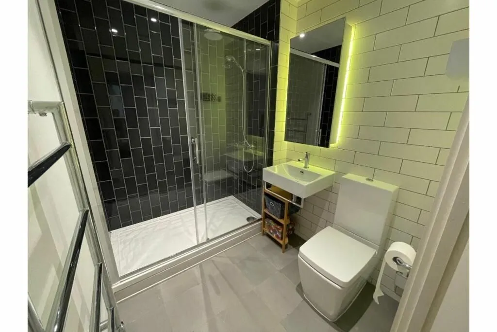 4 Cunningham Avenue, London, E16 2TN - Online Auctions