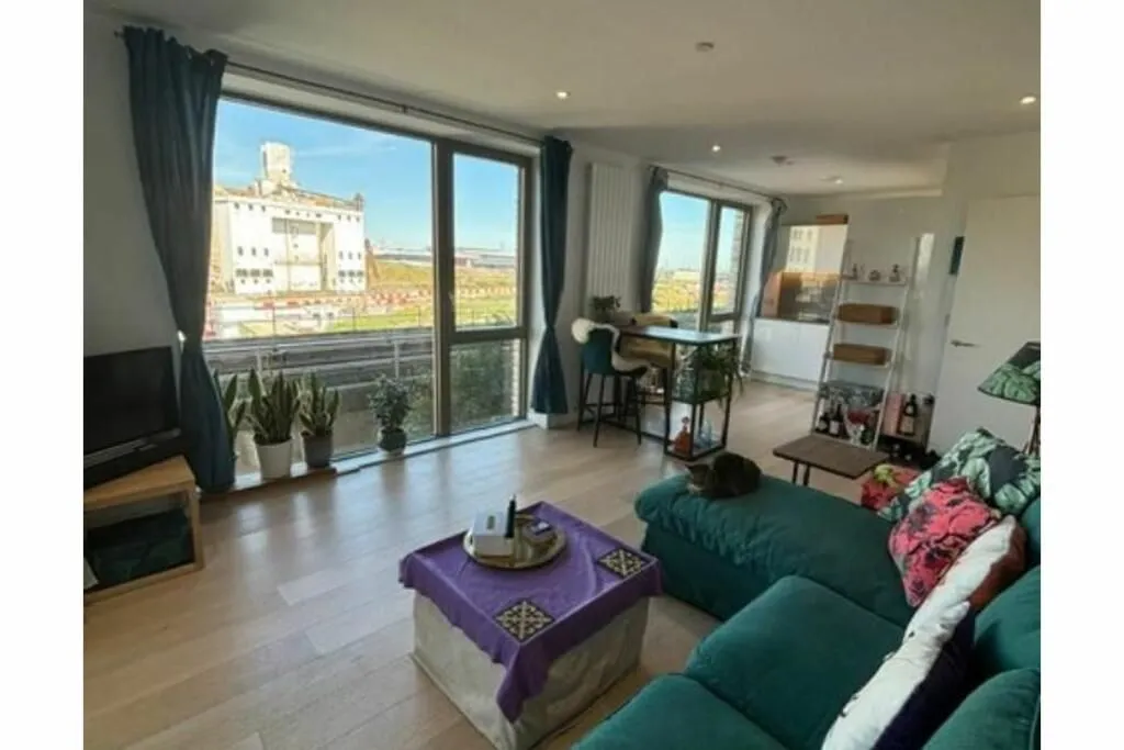 4 Cunningham Avenue, London, E16 2TN - Online Auctions