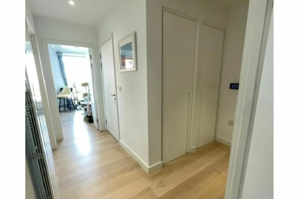 4 Cunningham Avenue, London, E16 2TN - Online Auctions