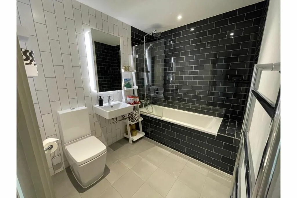 4 Cunningham Avenue, London, E16 2TN - Online Auctions