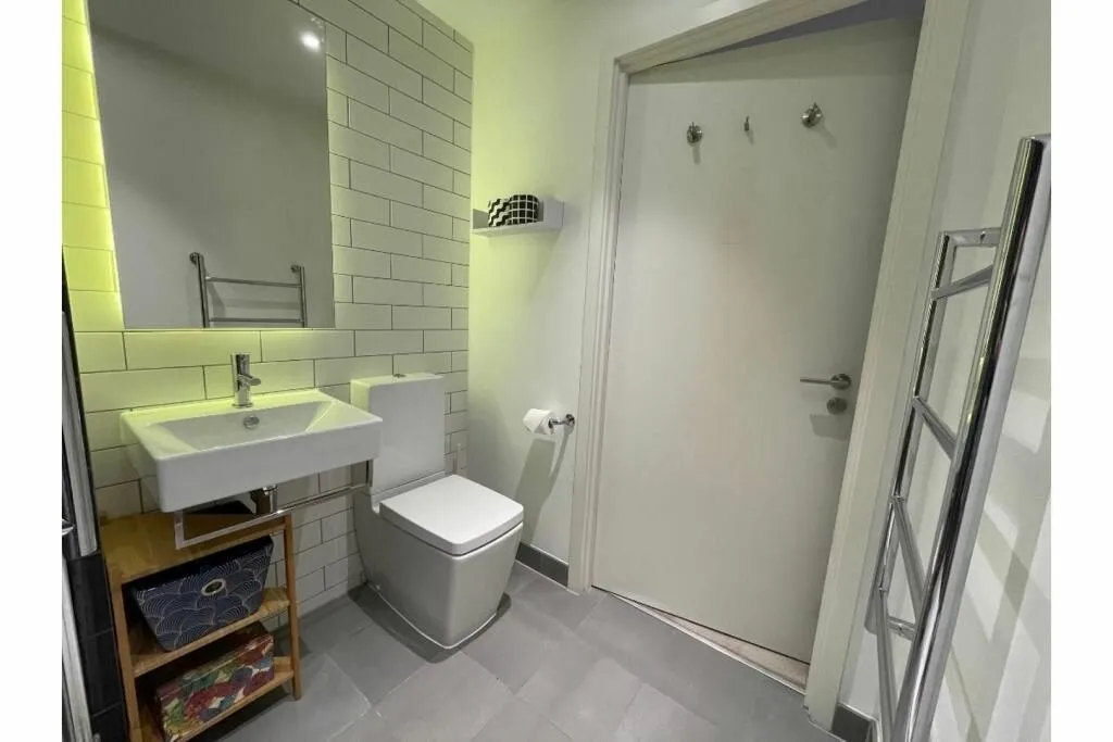 4 Cunningham Avenue, London, E16 2TN - Online Auctions