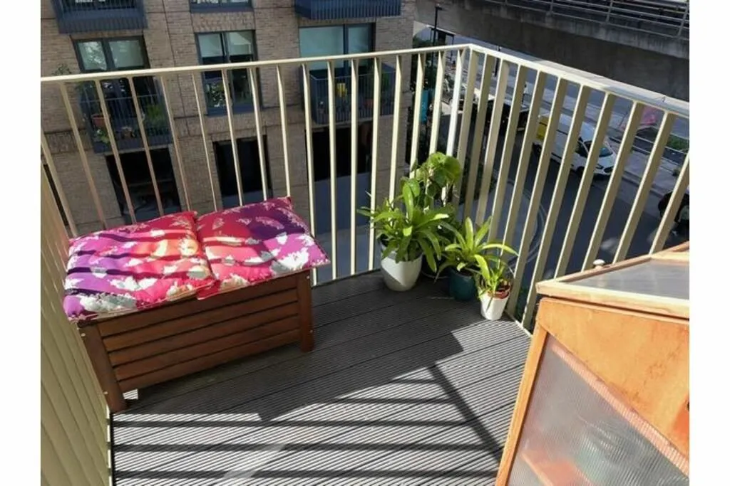 4 Cunningham Avenue, London, E16 2TN - Online Auctions