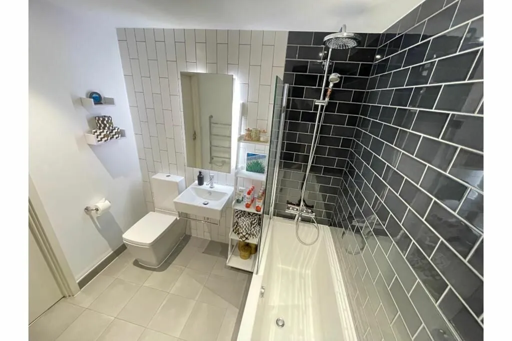 4 Cunningham Avenue, London, E16 2TN - Online Auctions