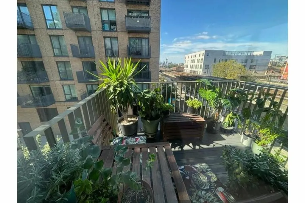4 Cunningham Avenue, London, E16 2TN - Online Auctions