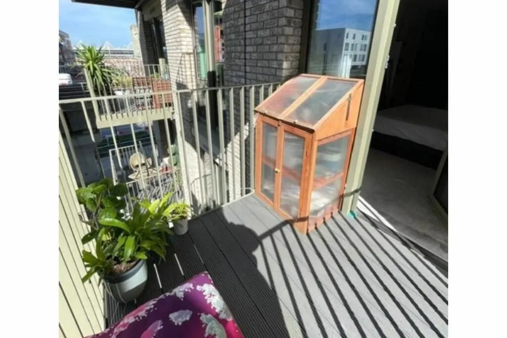 4 Cunningham Avenue, London, E16 2TN - Online Auctions