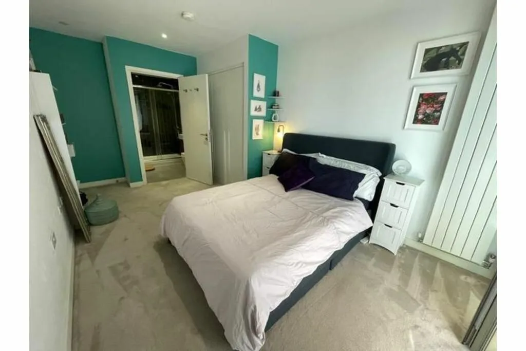 4 Cunningham Avenue, London, E16 2TN - Online Auctions