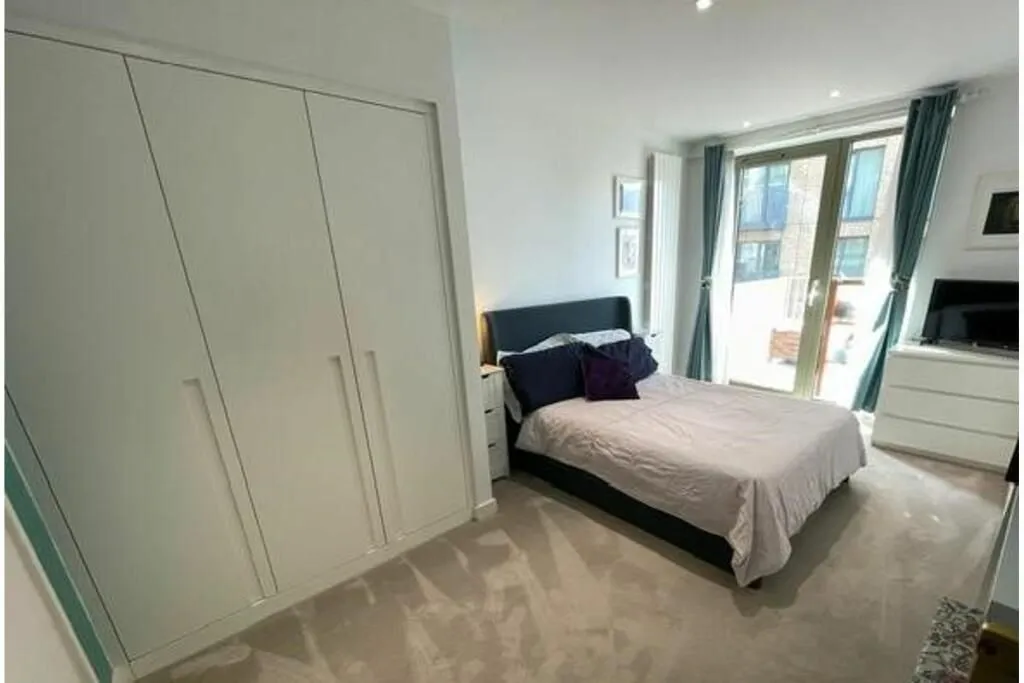 4 Cunningham Avenue, London, E16 2TN - Online Auctions