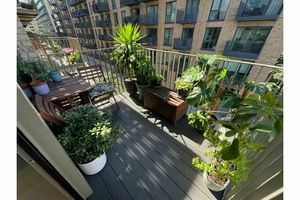 4 Cunningham Avenue, London, E16 2TN - Online Auctions