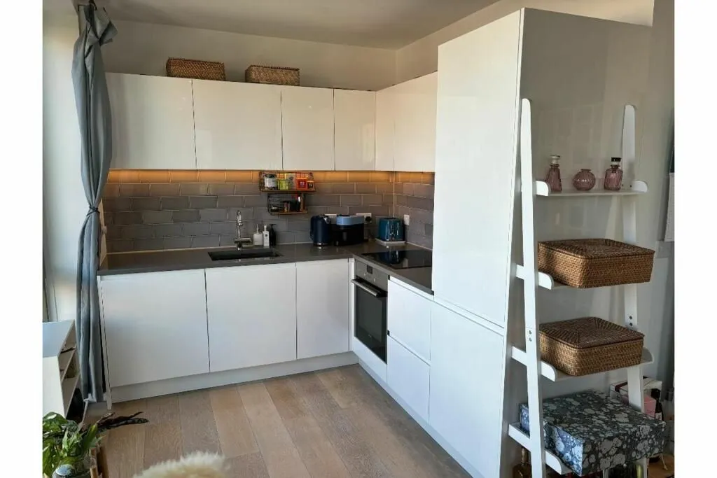 4 Cunningham Avenue, London, E16 2TN - Online Auctions