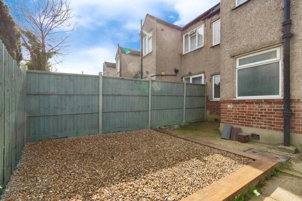 Mitcham, Surrey, CR4 1JL - Online Auctions