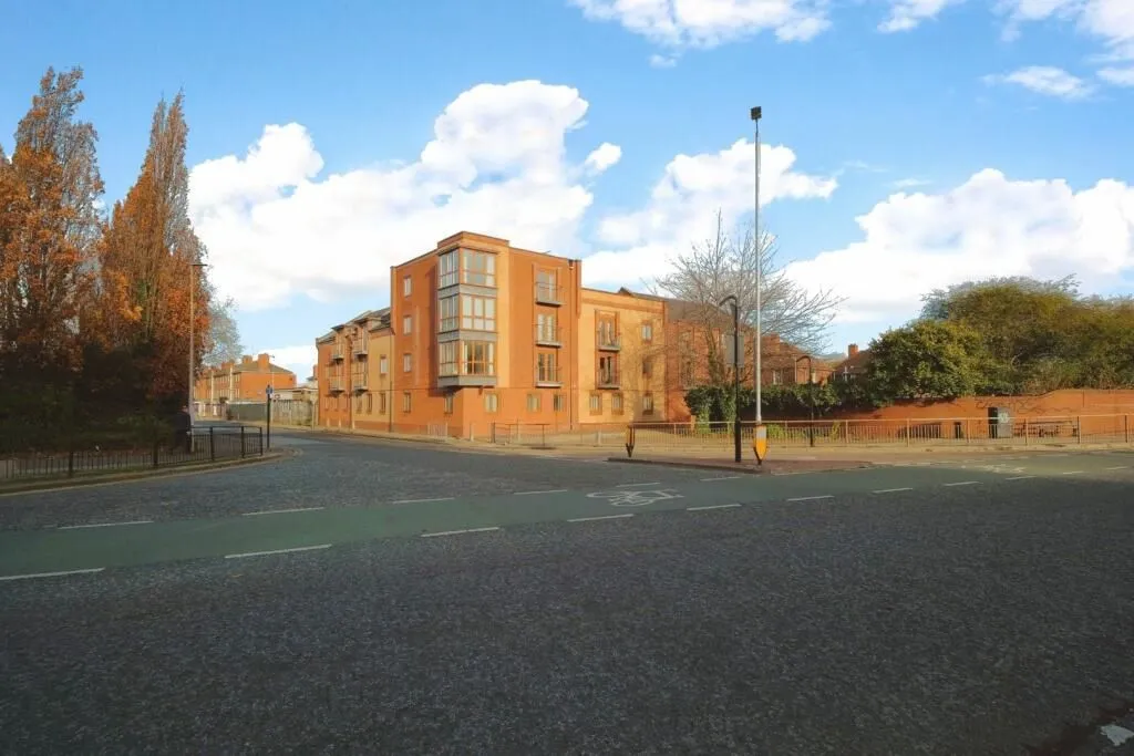 Hull, North Humberside, HU2 8DW - Online Auctions