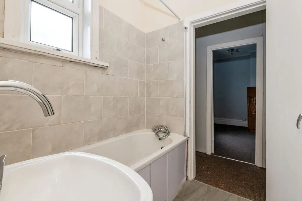 Leeds, West Yorkshire, LS8 4EU - Online Auctions