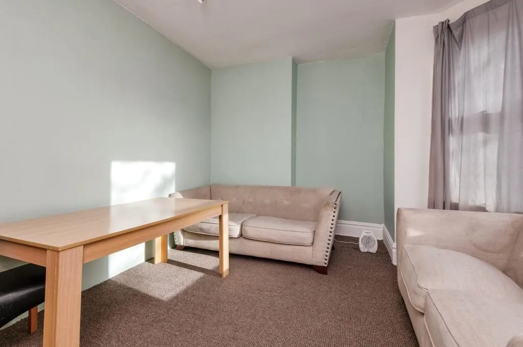 Leeds, West Yorkshire, LS8 4EU - Online Auctions