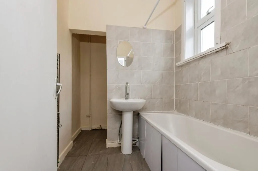 Leeds, West Yorkshire, LS8 4EU - Online Auctions