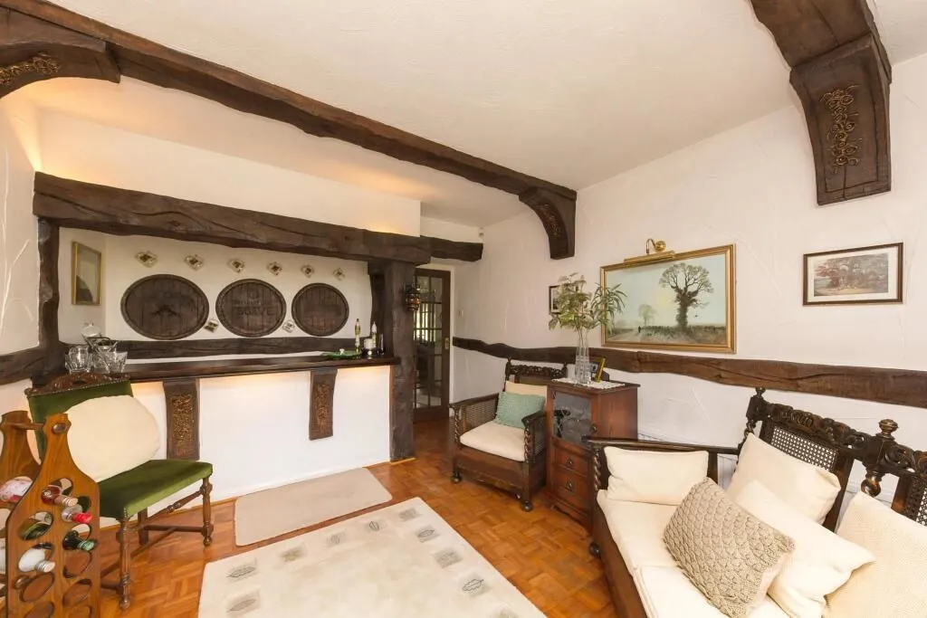 Sandbach, Cheshire, CW11 1FH - Online Auctions