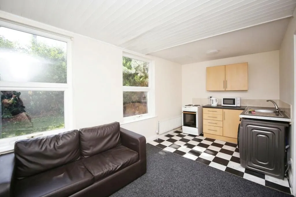 27 Birmingham Road, Kidderminster, Worcestershire, DY10 2BX - Online Auctions